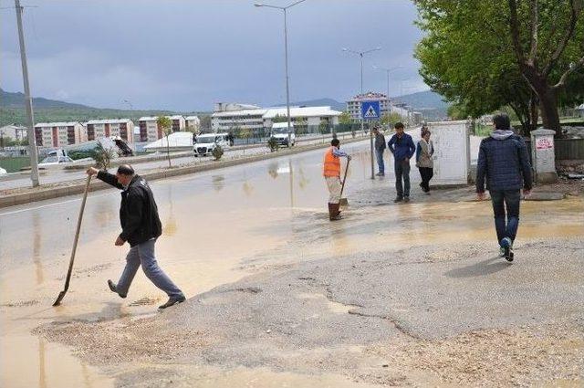 Tunceli’de Yağmur Yolu Kapattı