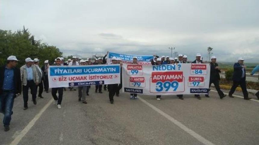 Adıyaman Havaalanı'nda 'pahalı U&ccedil;ak Bileti' Protestosu