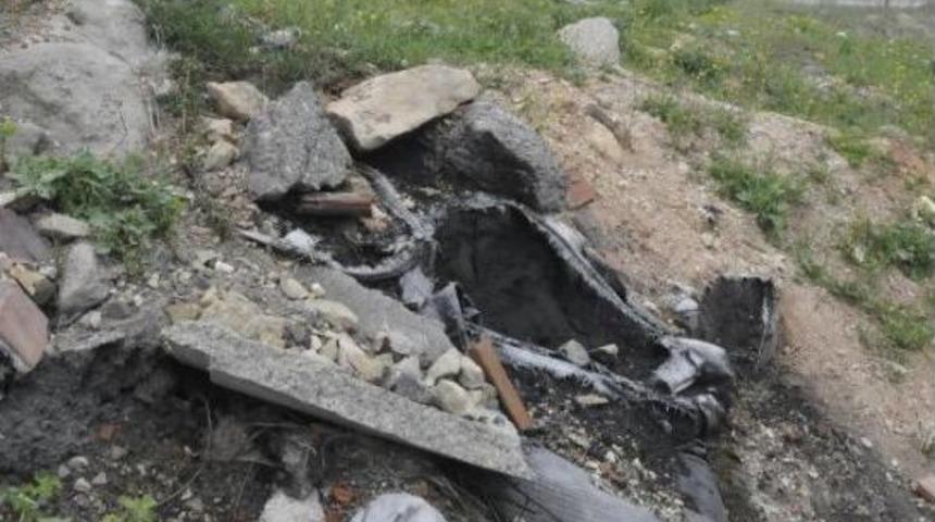 Dilovası'nda Osb'lere Giden Yolda Toprak Kaydı, Altından Onlarca &Ccedil;uval Kimyasal Madde &Ccedil;ıktı