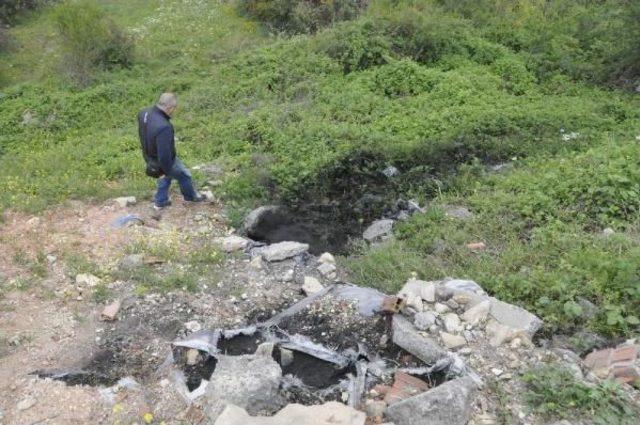 Dilovası'nda Osb'lere Giden Yolda Toprak Kaydı, Altından Onlarca Çuval Kimyasal Madde Çıktı