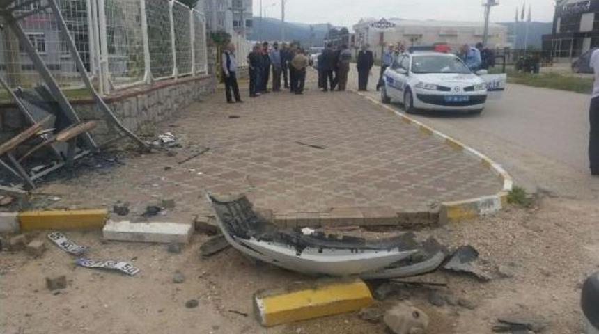 Kontrolden &Ccedil;ıkan Otomobil Otob&uuml;s Durağına Daldı: 4 Yaralı