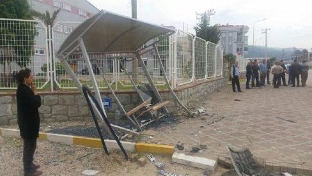 Kontrolden &Ccedil;ıkan Otomobil Otob&uuml;s Durağına Daldı: 4 Yaralı 1