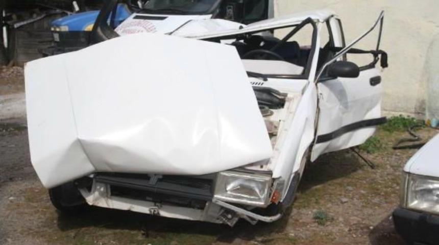 Bergama'da Otomobil Tır'a Yandan &Ccedil;arptı: 1 &Ouml;l&uuml;, 1 Yaralı