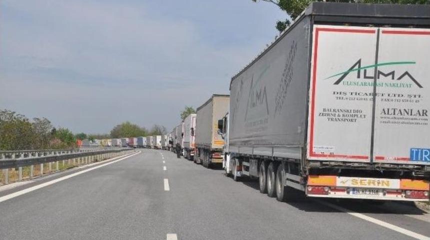 Komşuda Operasyon Biz De Kuyruk