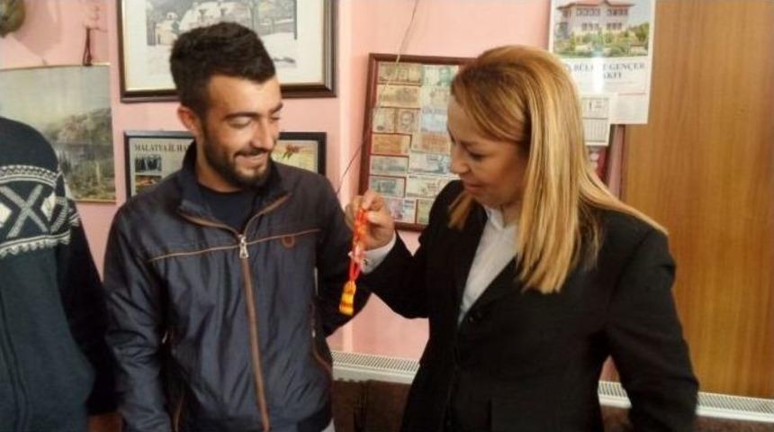 &Ccedil;alık&rsquo;a Sarı-kırmızı Tespih Hediye Etti