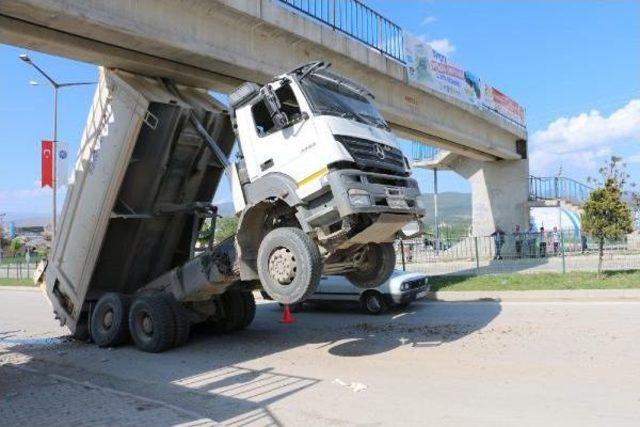 Damperi Açılan Kamyon Üst Geçide Takıldı