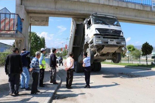 Damperi Açılan Kamyon Üst Geçide Takıldı