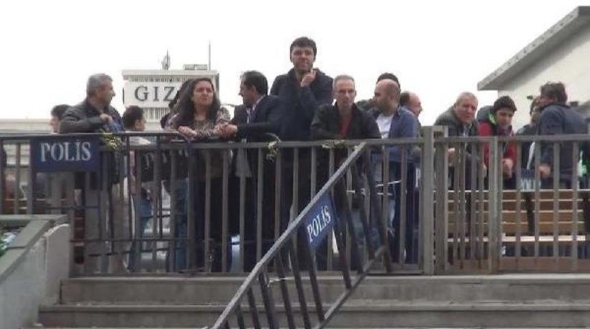 Adliye &Ouml;n&uuml;nde 1 Mayıs G&ouml;zaltısı Bekleyişi