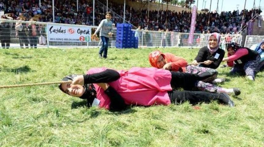 Kadınlar Halat &Ccedil;ekip, Domates Yiyerek Yarıştı