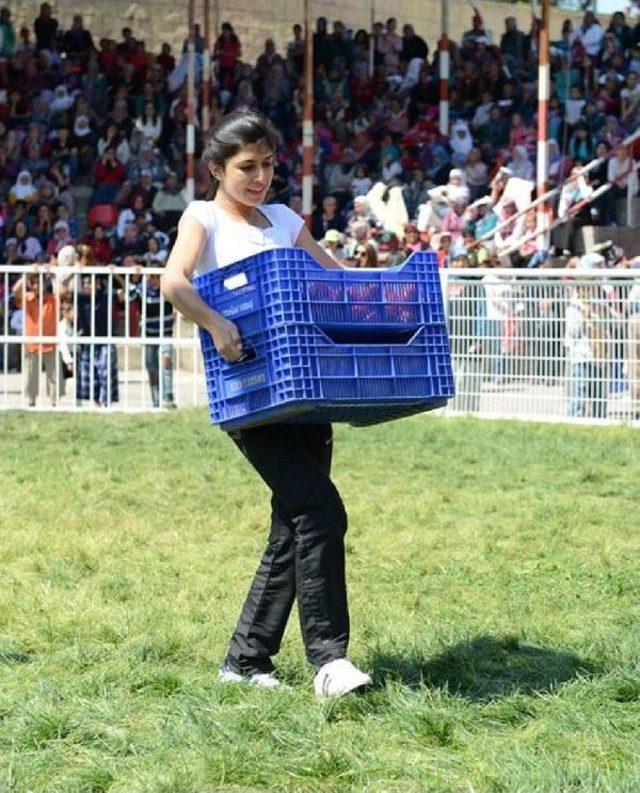 Kadınlar Halat Çekip, Domates Yiyerek Yarıştı