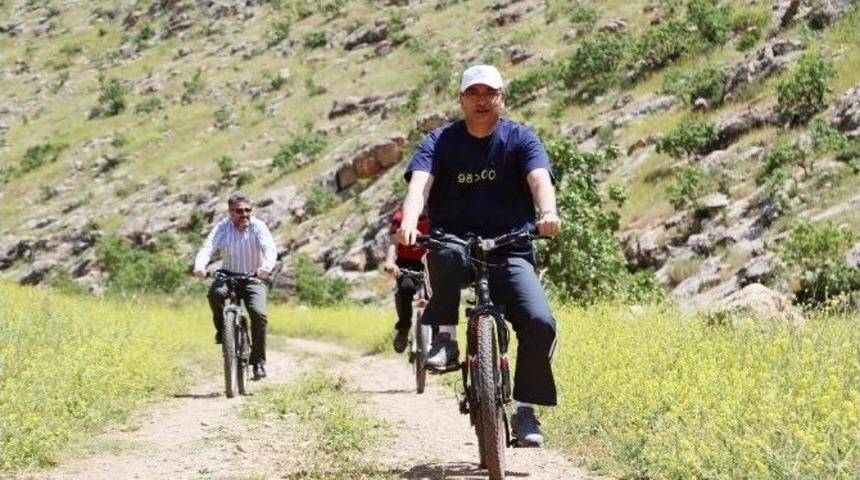 Genel Başkan Yardımcısı Ve B&uuml;y&uuml;kşehir Belediye Başkanı Hizmet İ&ccedil;in Yarıştı