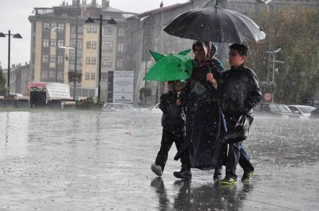 Sivas&rsquo;ta Sağanak Yağış Etkili Oldu