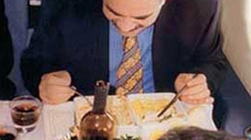 Ter&ouml;rist başı şarabını yudumlarken...