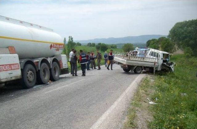 Kamyonet Akaryakıt Tankeriyle Çarpıştı:1 Ölü, 1 Yaralı