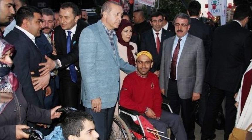 Erdoğan, Miting Sonrası Engelli Vatandaşlarla G&ouml;r&uuml;şt&uuml;