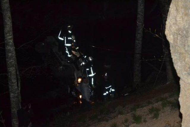 Virajı Alamayan Cip U&ccedil;uruma Yuvarlandı: 2 &Ouml;l&uuml;, 1 Yaralı 3