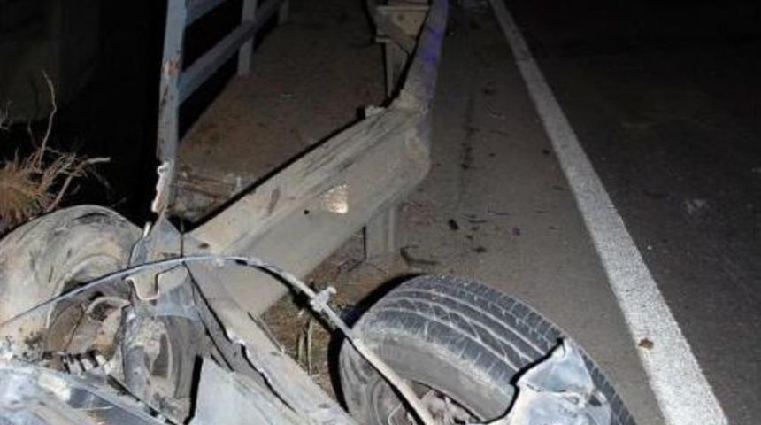 Otomobil K&ouml;pr&uuml;den Rayların &Uuml;zerine D&uuml;şt&uuml;: 1 Yaralı