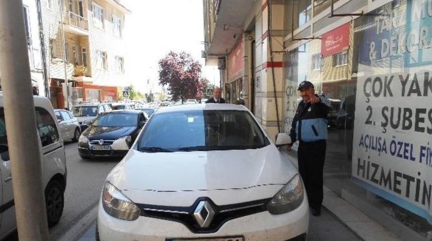 İzmit&rsquo;te Kaldırımdaki Ara&ccedil;lara 5 Bin 300 Tl&rsquo;lik Ceza