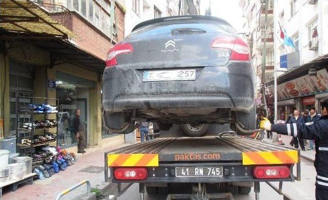 İzmit&rsquo;te Kaldırımdaki Ara&ccedil;lara 5 Bin 300 Tl&rsquo;lik Ceza 1