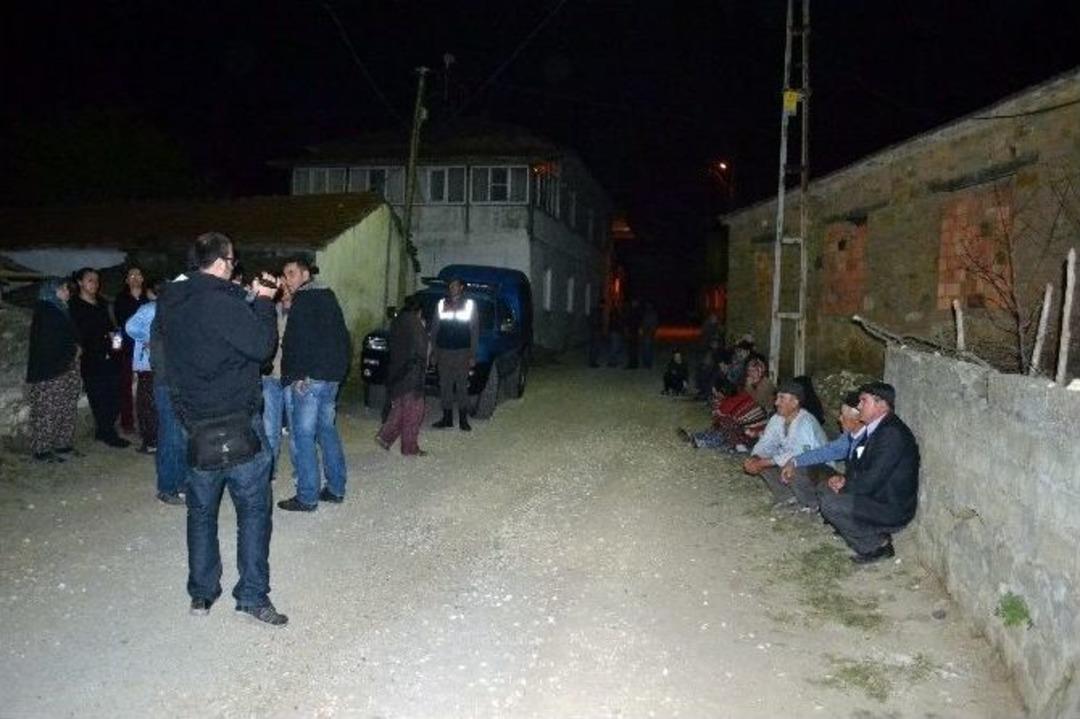 Eşini Yatakta, Kendini De K&ouml;y Meydanında Vurdu