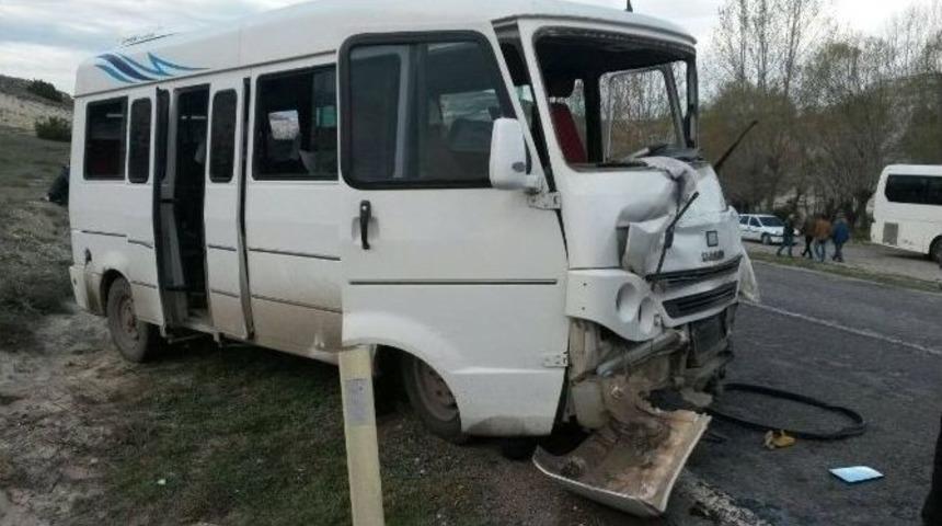 K&uuml;tahya&rsquo;da Otomobil İle Minib&uuml;s &Ccedil;arpıştı: 13 Yaralı