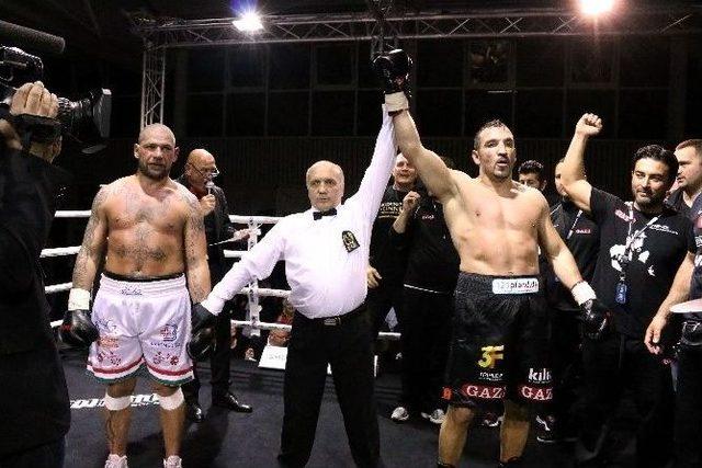 Fırat Arslan Rakibini Devirdi 3