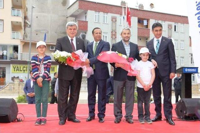 Dilovası, Kent Meydanı Ve Kültür Merkezine Açıldı