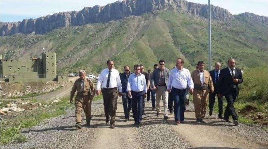 Vali Canbolat Derecik Beldesini Ziyaret Etti