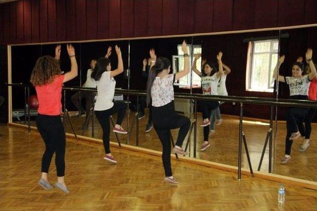 Gaziantep’te Öğrenciler Zumba İle Motive Ediliyor