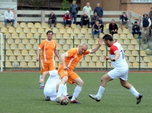 Belediye Başkanı Gençlere Örnek Olmak Için Futbola Geri Döndü