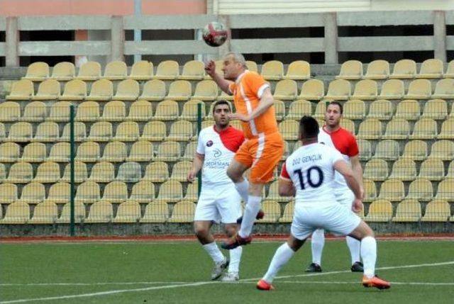 Belediye Başkanı Gençlere Örnek Olmak Için Futbola Geri Döndü