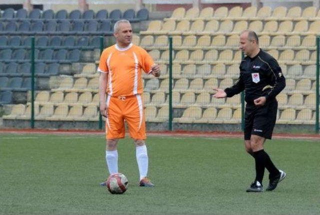 Belediye Başkanı Gençlere Örnek Olmak Için Futbola Geri Döndü