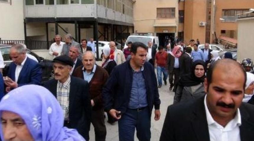 Otomobil Tır'a &Ccedil;arptı: 1 &Ouml;l&uuml;, 2 Yaralı