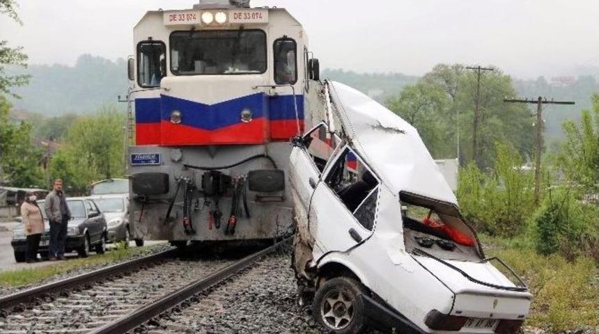 Hemzemin Ge&ccedil;itte Tren Otomobili Bi&ccedil;ti: 1 &Ouml;l&uuml;, 1 Yaralı
