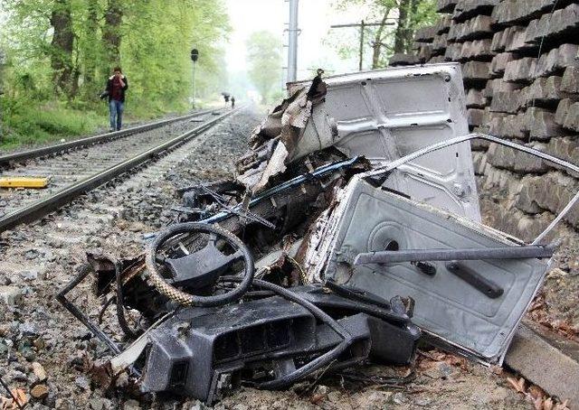 Hemzemin Geçitte Tren Otomobili Biçti: 1 Ölü, 1 Yaralı