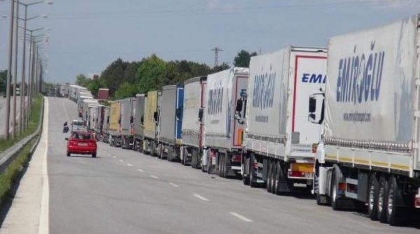 Bulgaristan ‘Rüşvet Operasyonu' Yaptı, Türk Kapılarında Tır Kuyruğu Oluştu