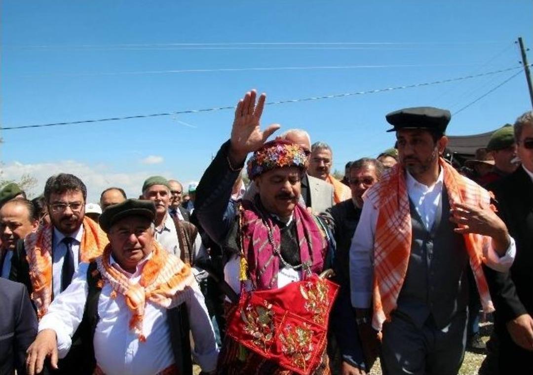 Efe Kıyafetleri Yaylaya &Ccedil;ıkan Bakan Eroğlu Y&ouml;r&uuml;klerden Yoğun İlgi G&ouml;rd&uuml;