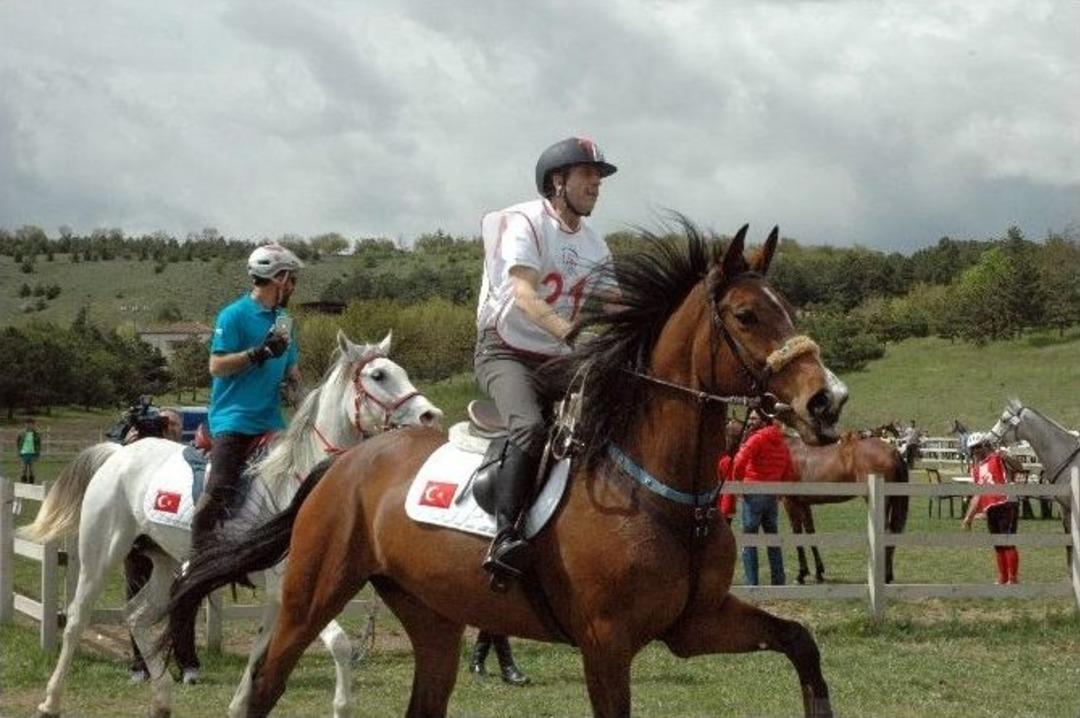 Bakan Eker, Atlı Dayanıklılık Bayrak Yarışması&rsquo;nda At Koşturdu