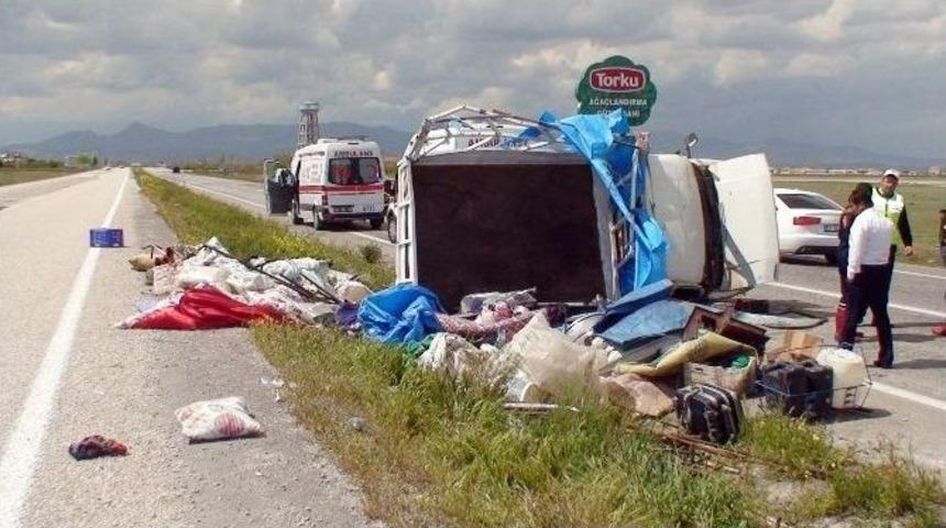 Tarım İş&ccedil;ilerini Taşıyan Kamyonet Devrildi: 1 &Ouml;l&uuml;, 11 Yaralı