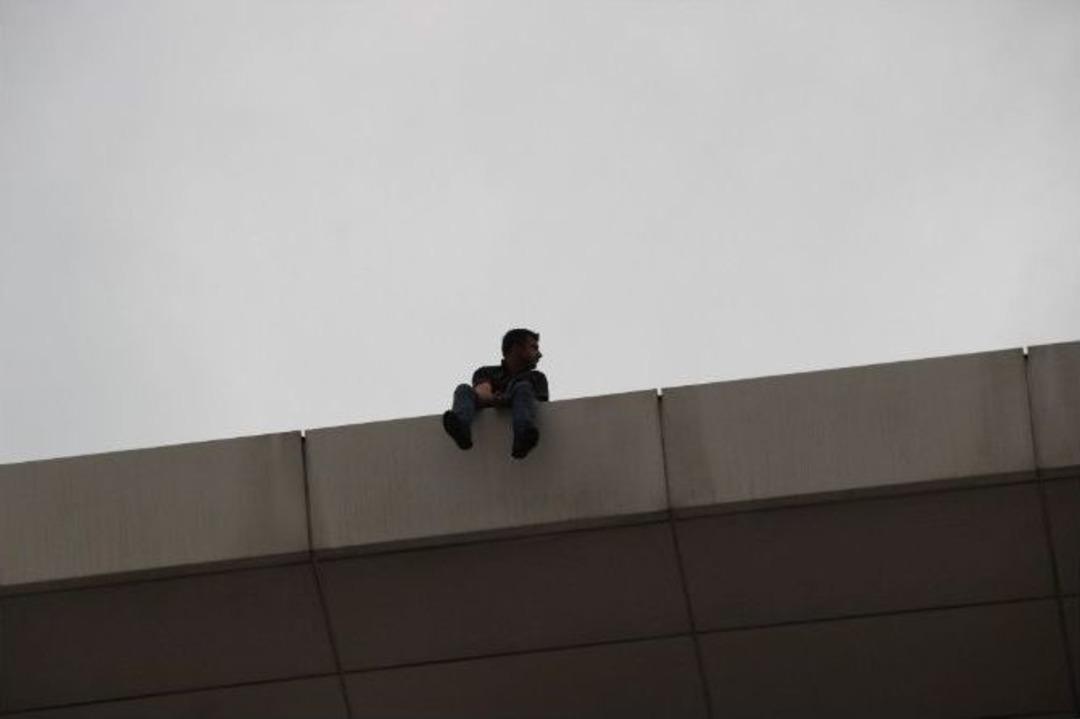 İntihar Etmek İsteyen Kişiye Yemek Ismarlayıp Alışverişe G&ouml;t&uuml;rd&uuml;ler