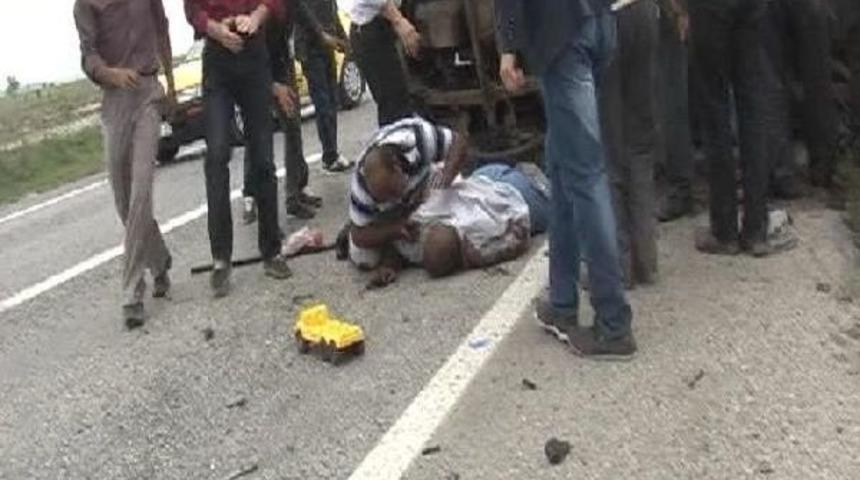 Tarım Iş&ccedil;ilerinin Kamyoneti Kaza Yaptı: 2 &Ouml;l&uuml;, 10 Yaralı