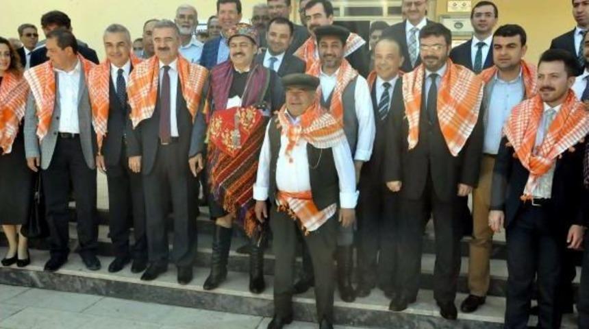 Bakan Eroğlu Efe Kıyafeti Giydi