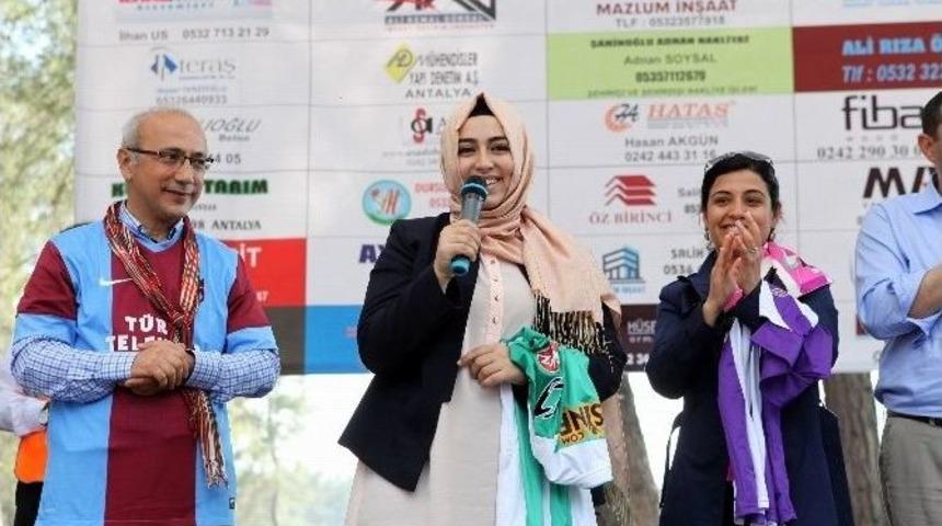 Ak Partili Sena Nur &Ccedil;elik&rsquo;e Trabzon Derneği&rsquo;nden Forma Hediyesi