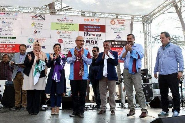 Ak Partili Sena Nur Çelik’e Trabzon Derneği’nden Forma Hediyesi