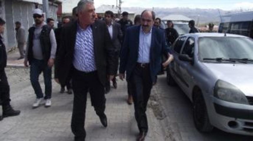 Başkale&rsquo;de Ak Partililere Saldırı