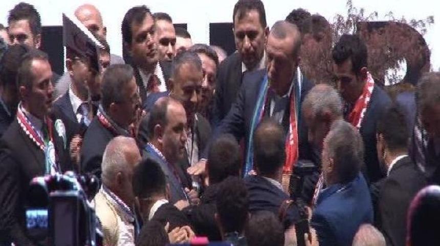 Bu Kez Cumhurbaşkanı Erdoğan Korumaları Korudu