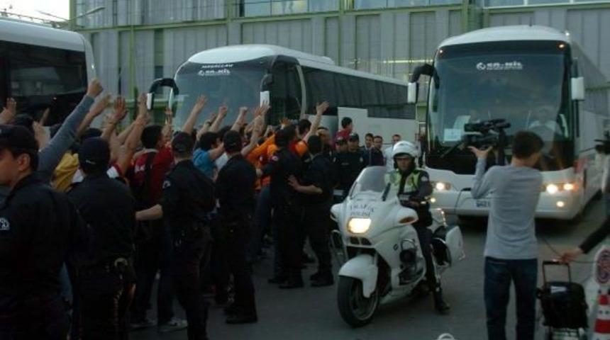 Aslan'a İzmir'de Yoğun Ilgi