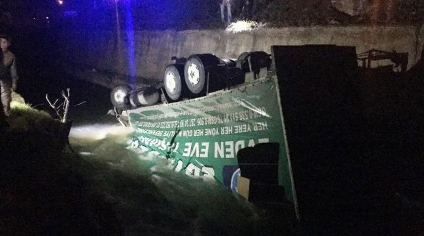 G&uuml;m&uuml;şhane&rsquo;de 2 Kaza: 3 &Ouml;l&uuml;, 6 Yaralı