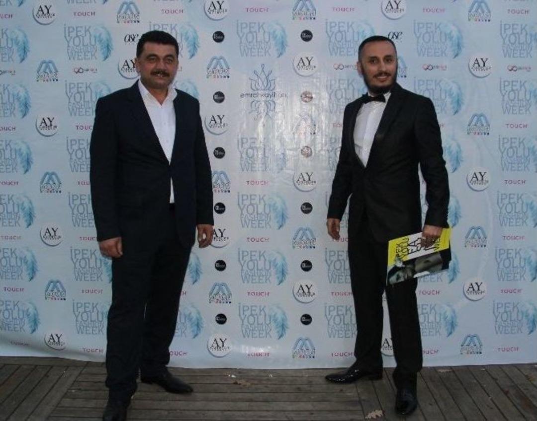 Mermer &Uuml;zerinde B&uuml;y&uuml;leyen Defile