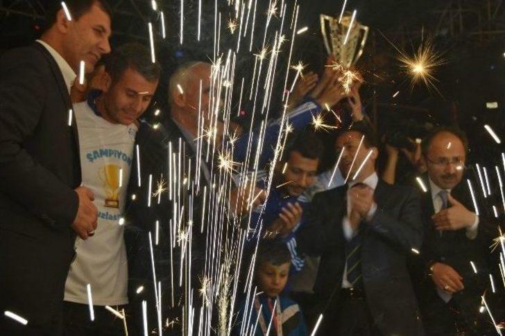 Tuzlaspor, Şampiyonluk Kupasını Kaldırdı G1